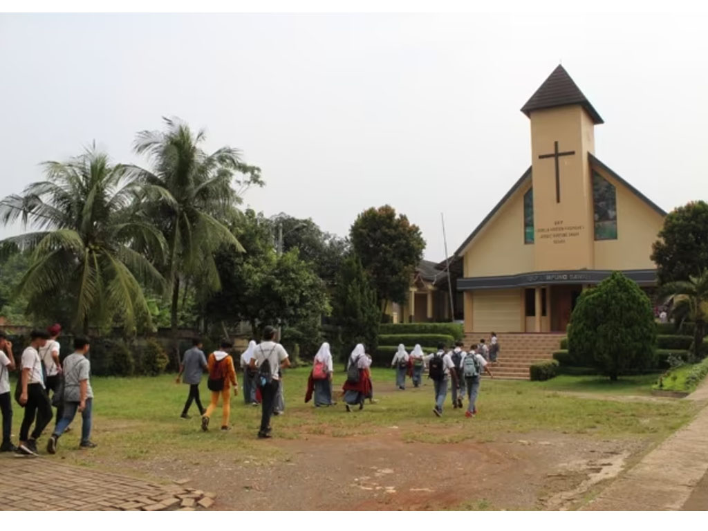 siswa sma kunjungi gereja di kp sawah