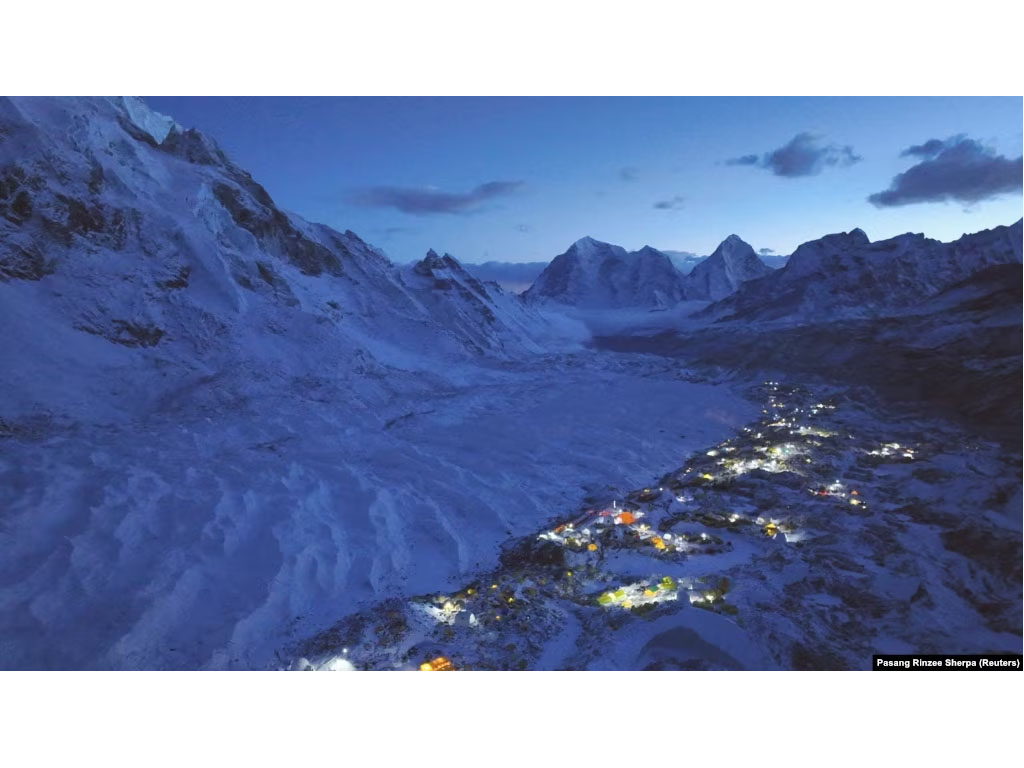 Pemandangan dari basecamp di Gunung Everest di Nepal