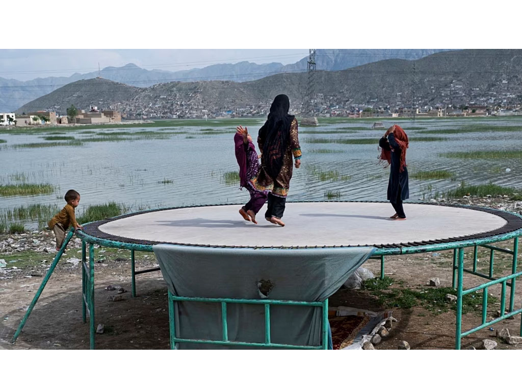anak di Afghanistan main tampolin