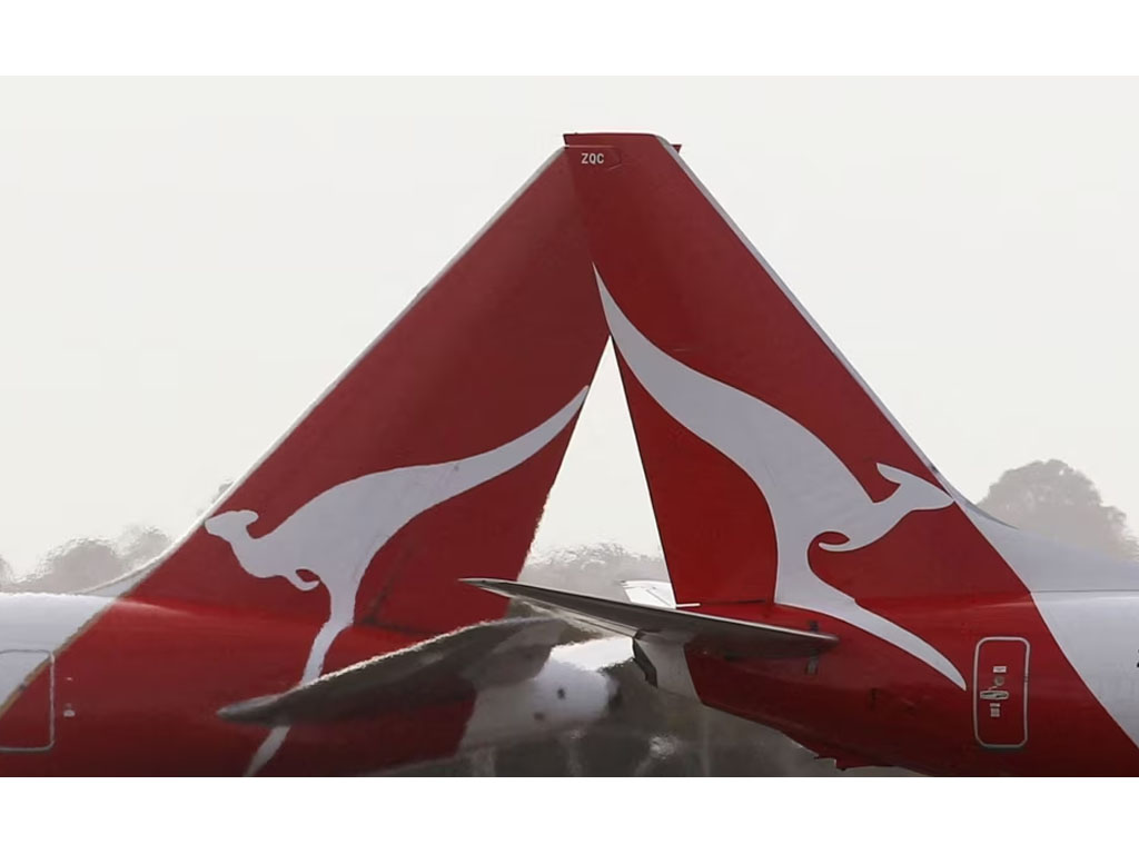 Dua jet penumpang Qantas