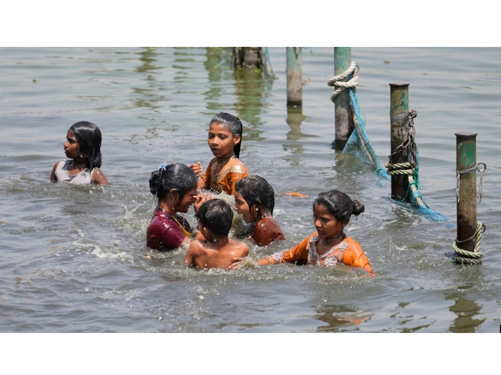 Anak-anak bermain air di Sungai Gomati di India