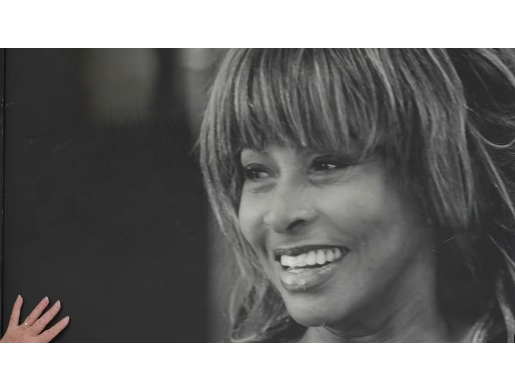 penggemar sentuh foto tina turner