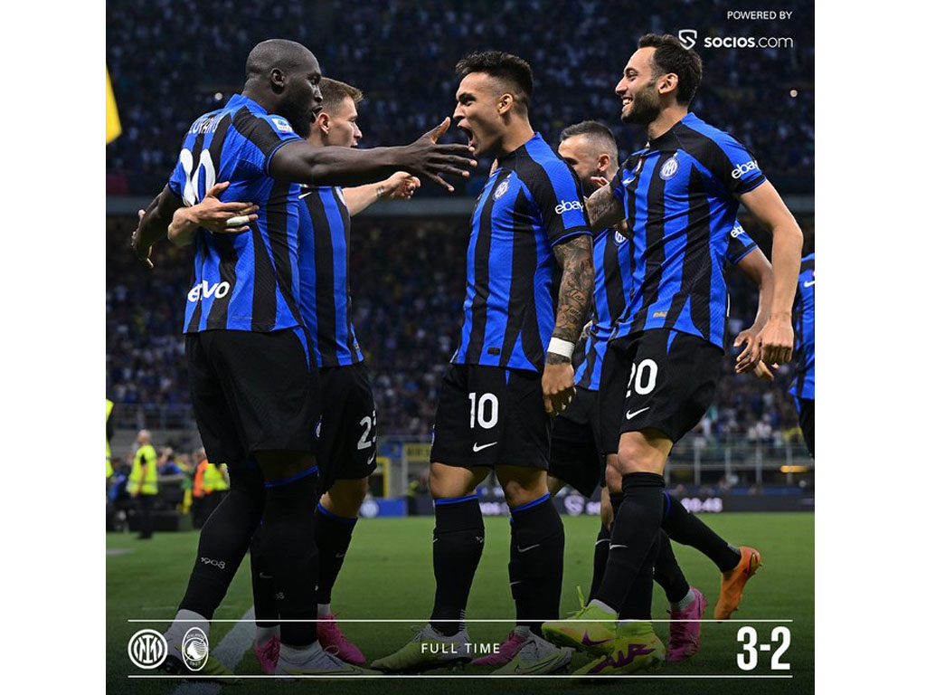 pemain inter milan rayakan kemenangan