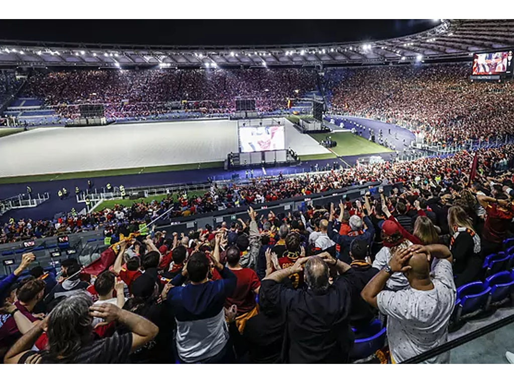 pendukung roma di stadion olimpico