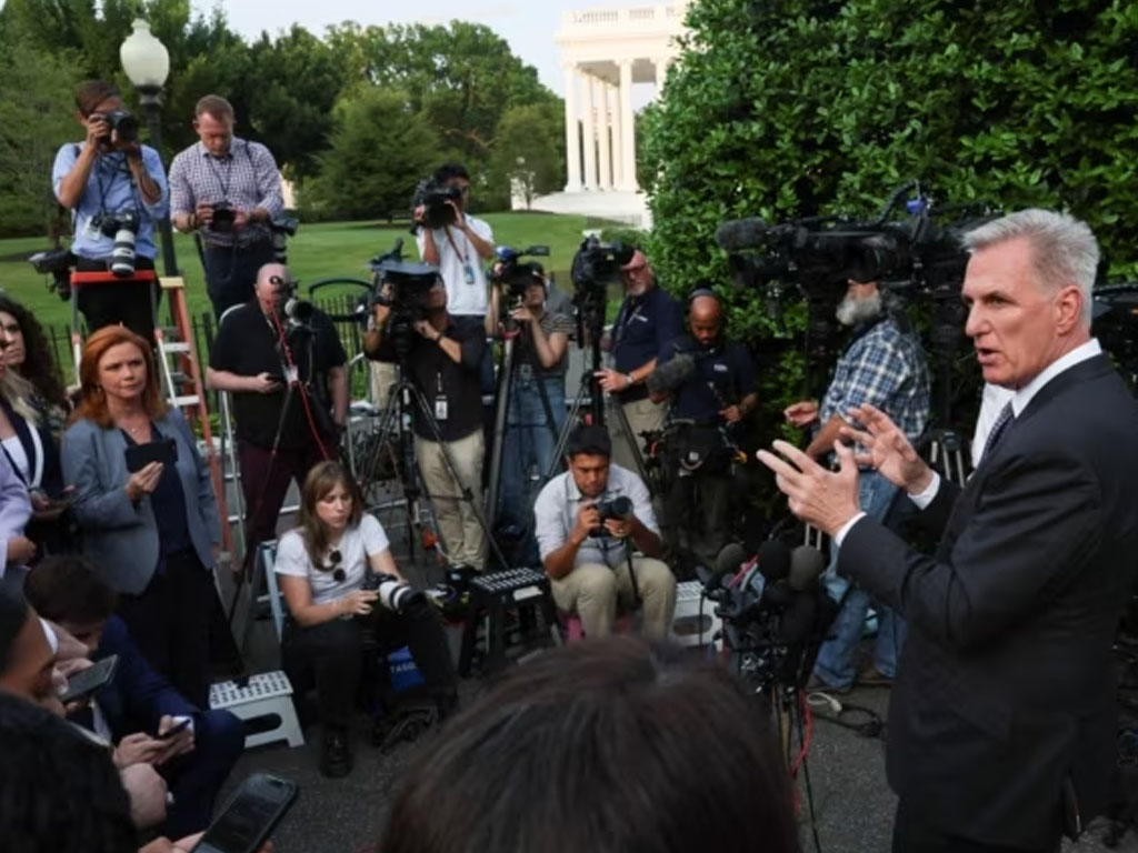 Ketua Kongres AS Kevin McCarthy berbicara dengan wartawan