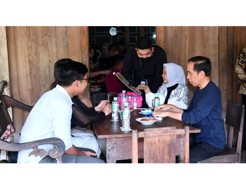 jokowi minum kopi klotok di yogyakarta