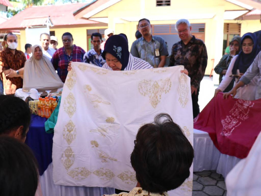 Kembangkan Usaha Batik Lokal, Mensos Motivasi Pengrajin Batik di Biak