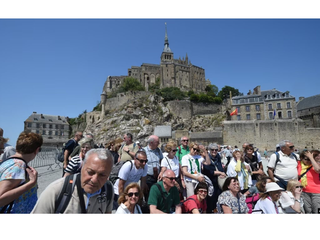 Turis berfoto bersama di depan Mont-Saint-Michel Prancis