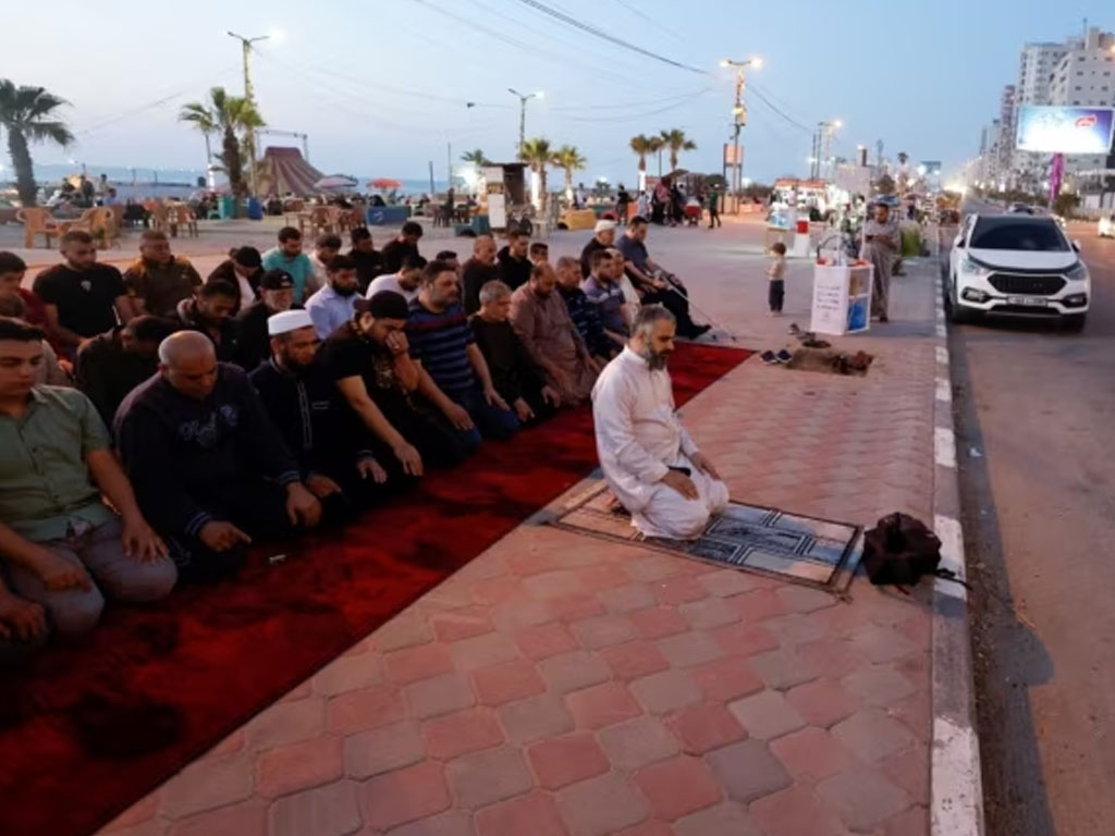 warga palestina berdoa di jalur gaza