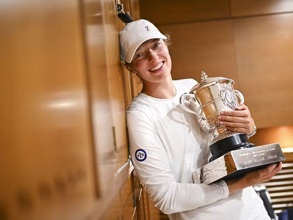 Swiatek dng trofi roland garros 2023