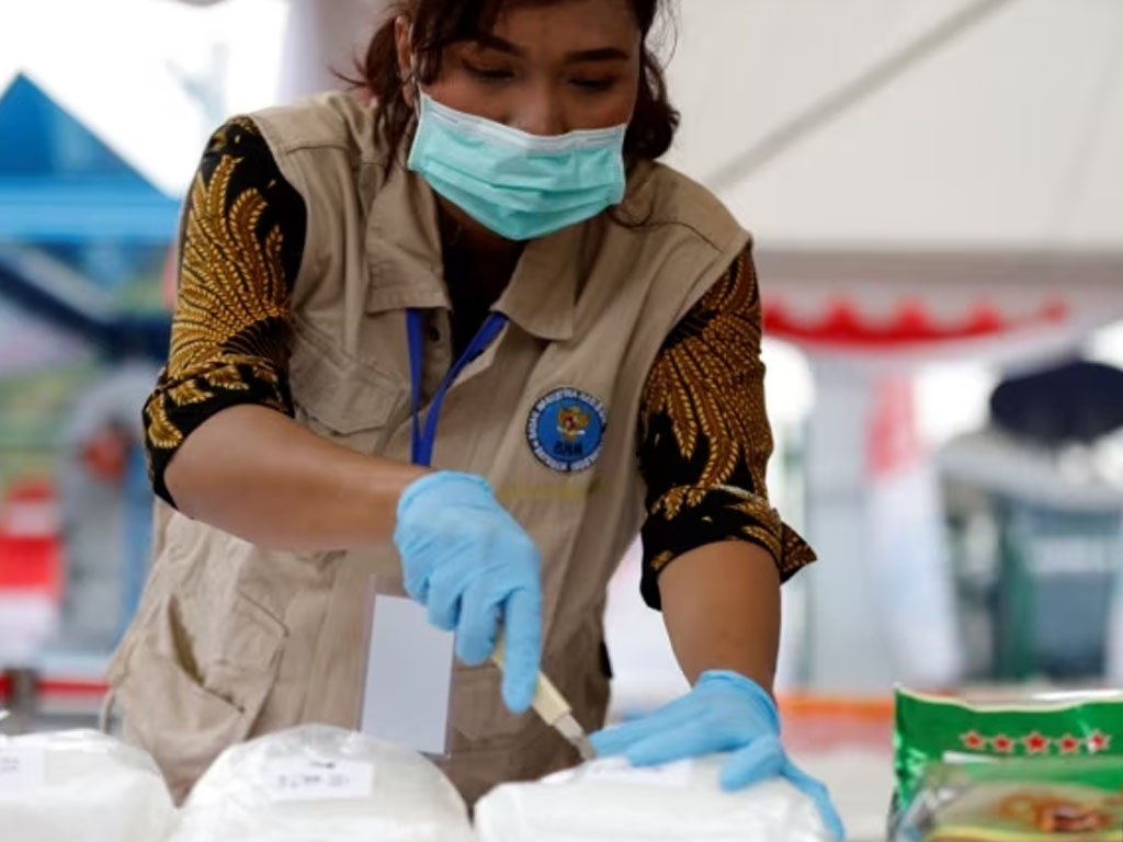 petugas bnn siapkan narkoba untuk dimusnahkan