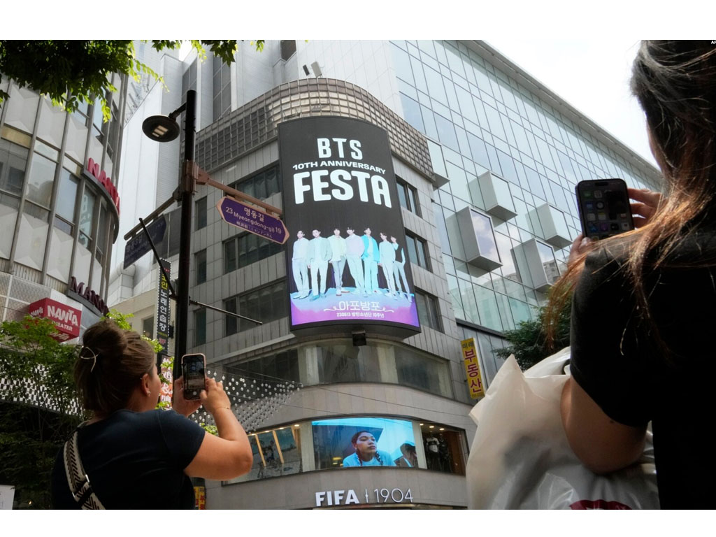 layar digital personil bts di seoul