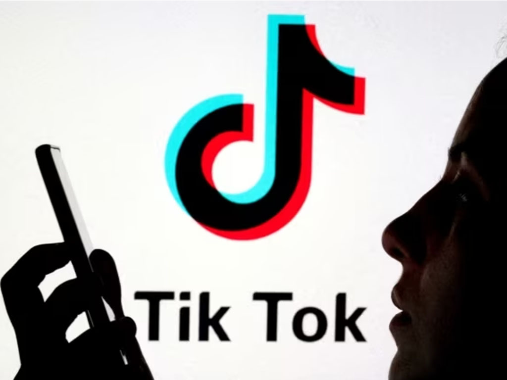 ponsel dan logo tiktok