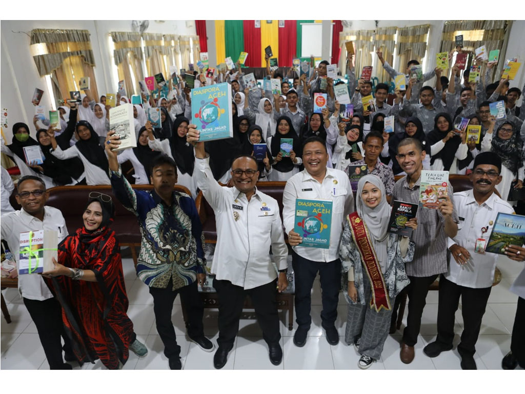 serahkan buku di aceh2