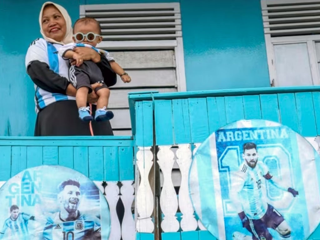 fans messi gendong cucu di polewali