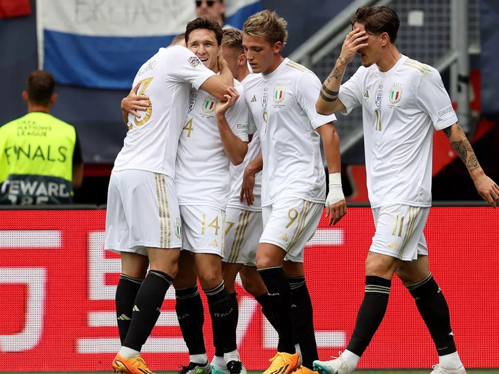 pemain italia rayakan gol