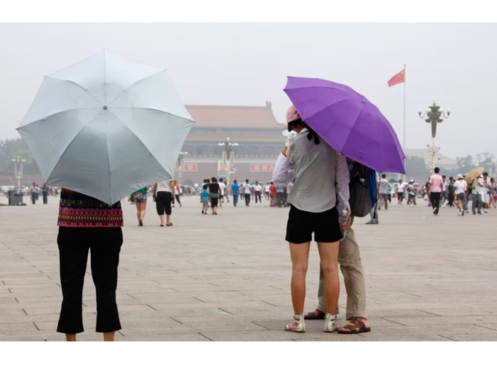 Pengunjung ke Lapangan Tiananmen pakai payung
