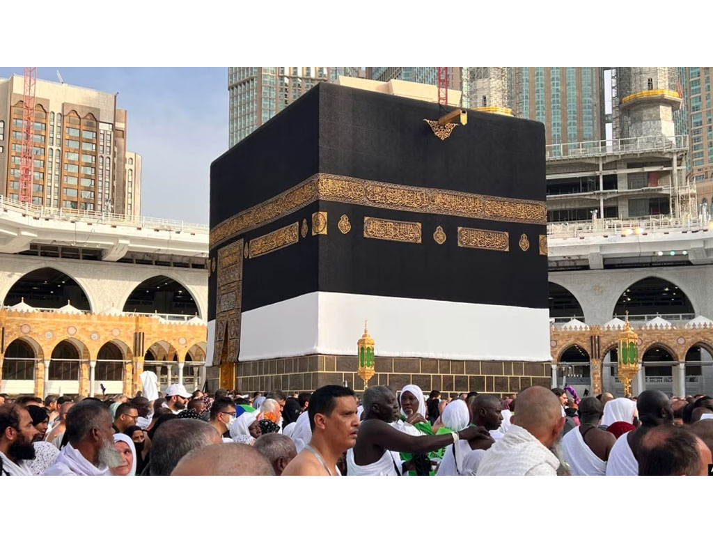 jemaah haji bergerak kelilingi Kabbah