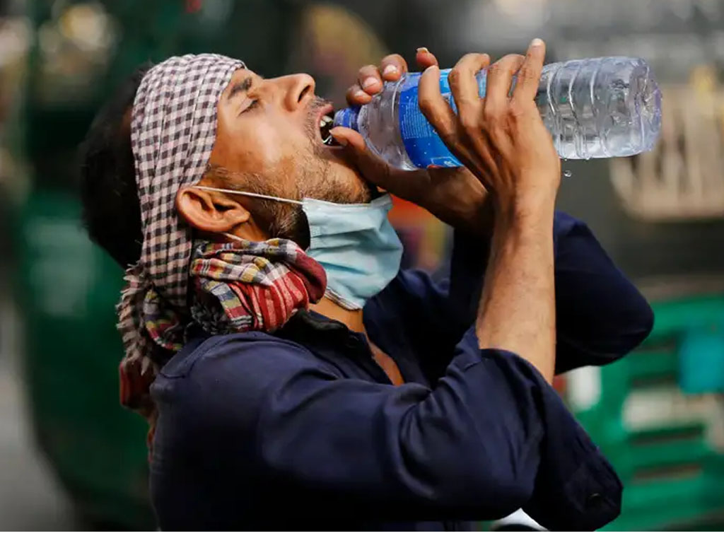pria minum air kemasan di bangladesh