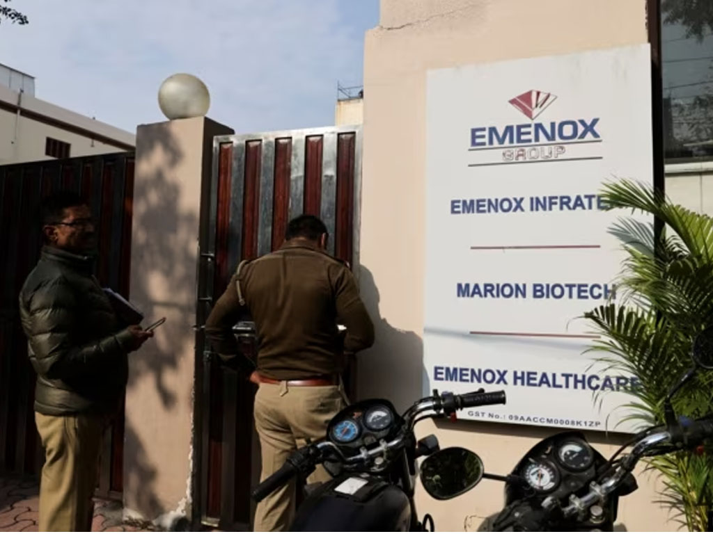 polisi di gerbang pabrik obat batuk di India