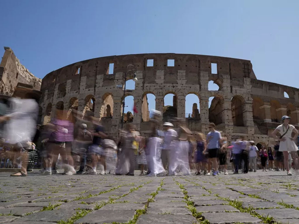 Pengunjung di Colosseum di Roma