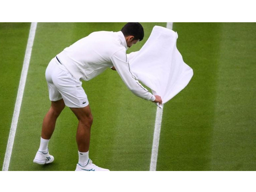 djokovic pakai handuknya keringkan lapangan