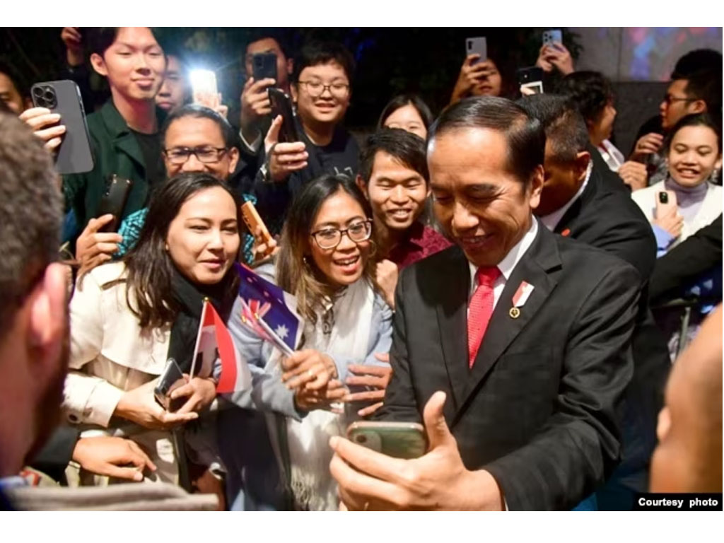 diaspora indonesia selfie dng jokowi di sydnye