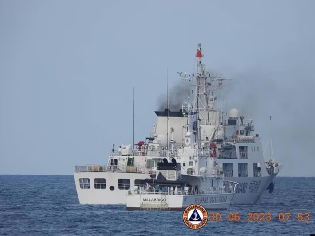 kapal penjaga pantai china blokir  kapal Filipina