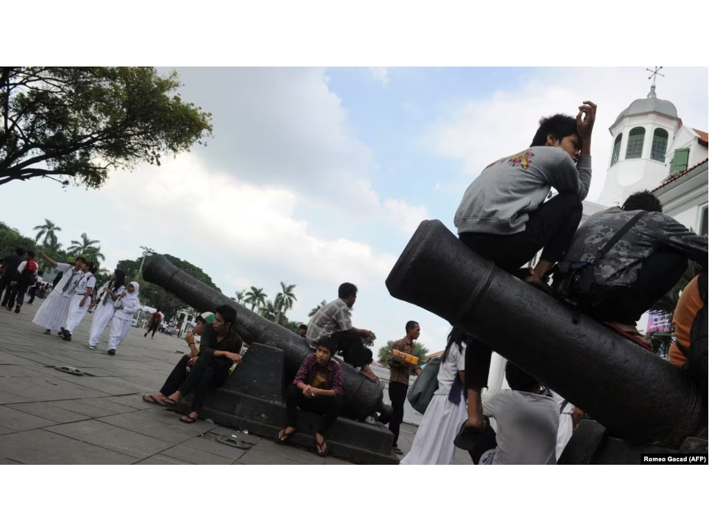 meriam berusia seabad di luar Museum Fatahillah Jakarta