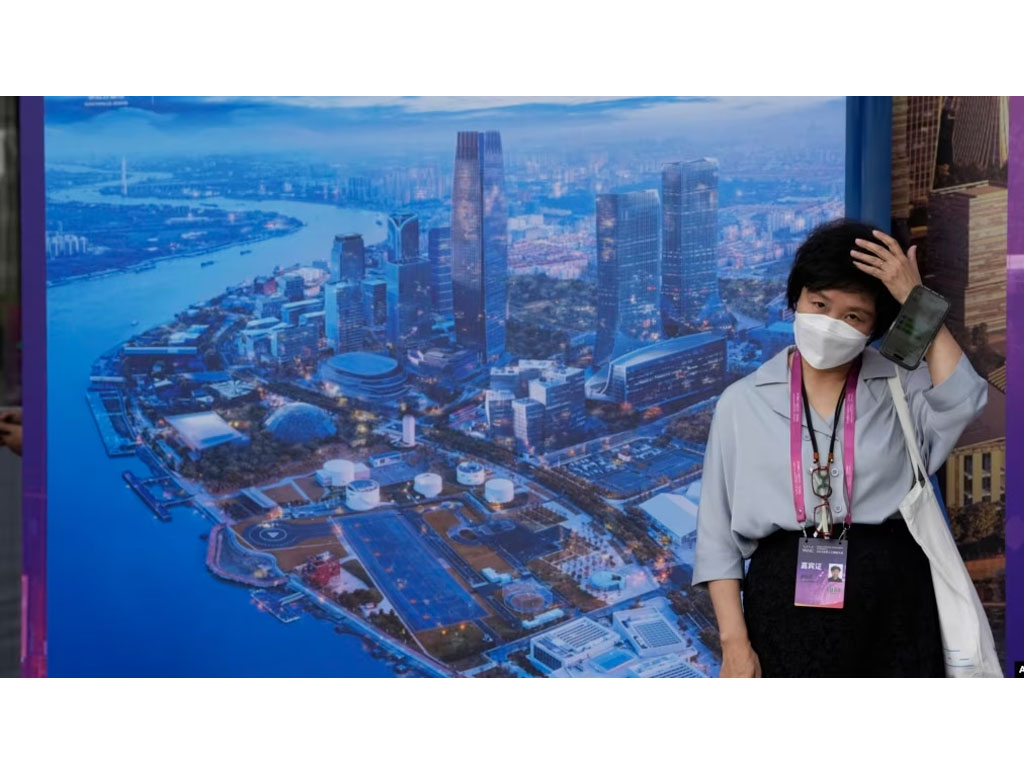 perempuan di Shanghai China pakai masker