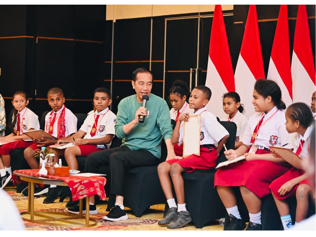 jokowi bersama anak2 paua di jayapura