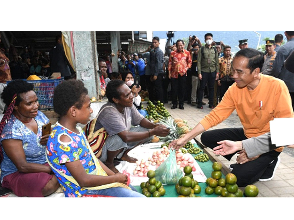 Jokowi di pasar sentani