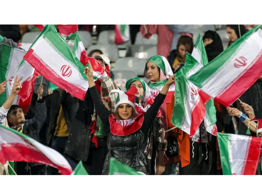 perempuan iran nonton sepak bola