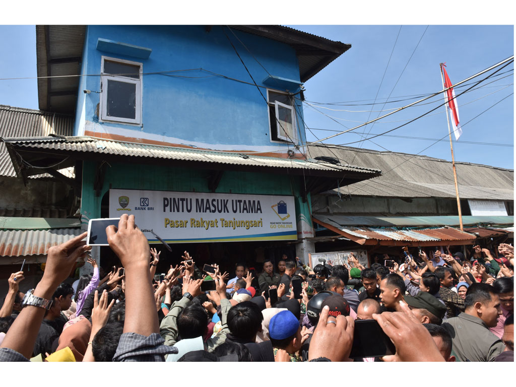 jokowi di pasar tanjungsari sumedang