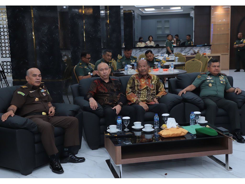 pangdam bb nobar dng wartawan2