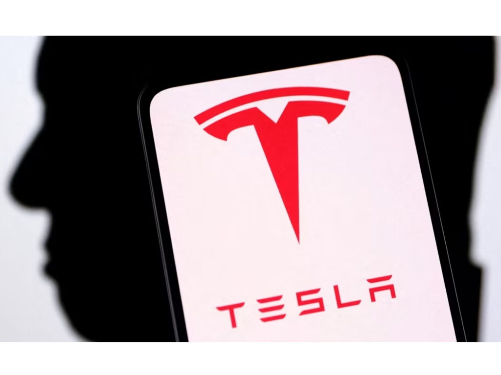 Logo Tesla dan siluet Elon Musk