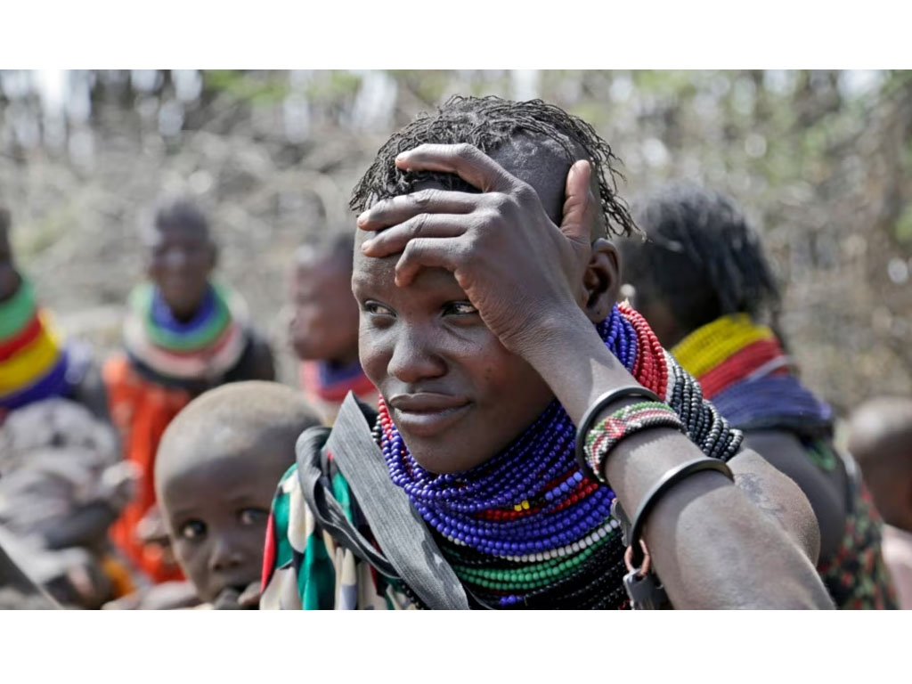 perempuan kenya tunggu bantuan makanan