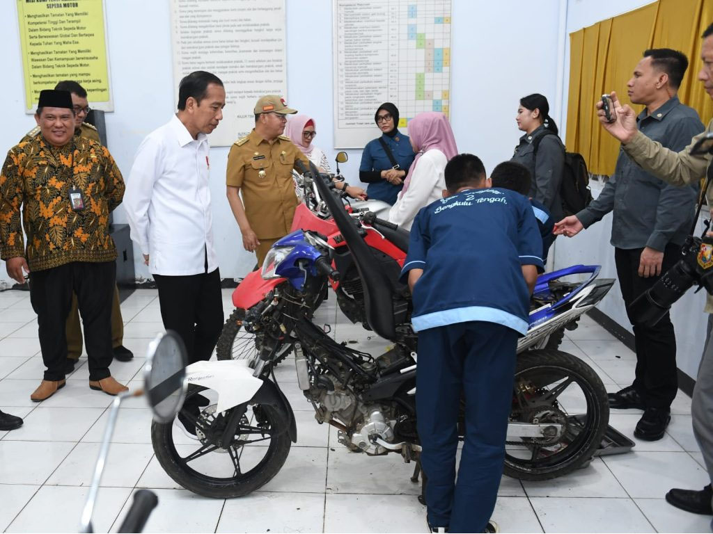 jokowi dan iriana tinjau smk di bengkulu