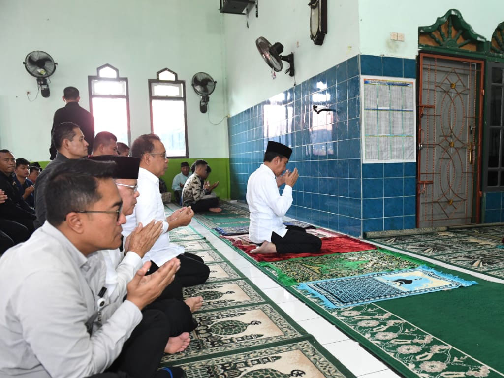Jokowi salat Jumat di Masjid Al Jihad Bengkulu