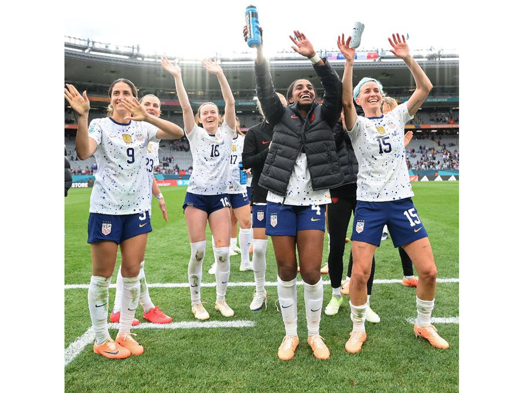pemain as rayakan gol ke gawang vietnam