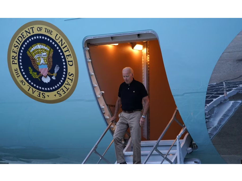 biden turun dari pesaawt di maryland
