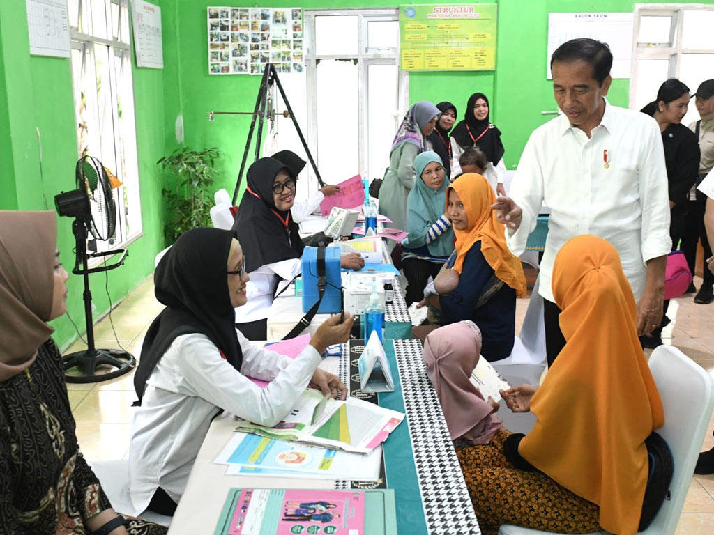 jokowi tinjau posyandu di seluma bengkulu