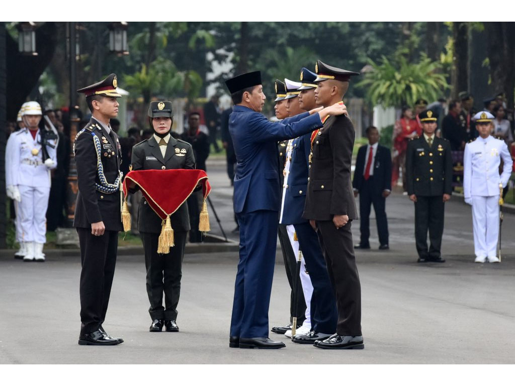 jokowi lantik perwira remaja