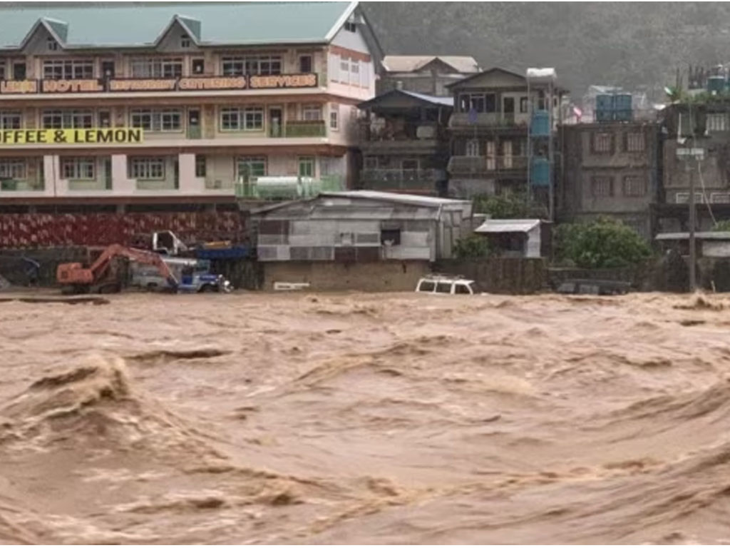kendaraan terendam akibat topan di filipina