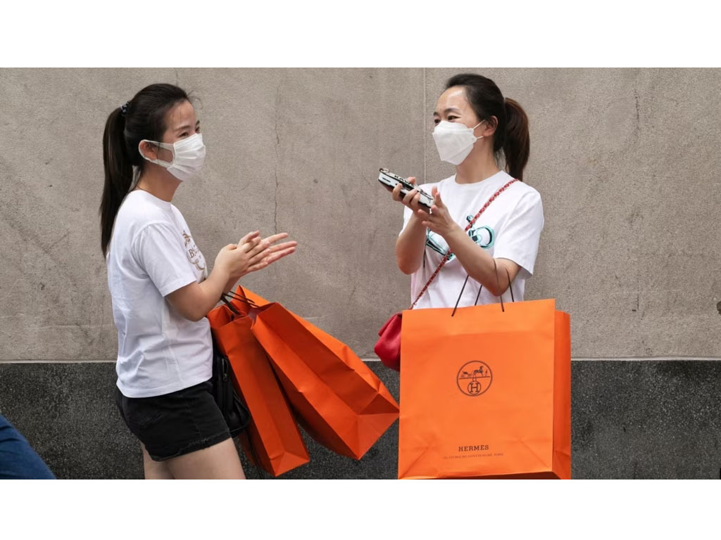 perempuan bawa tas hermes di NY