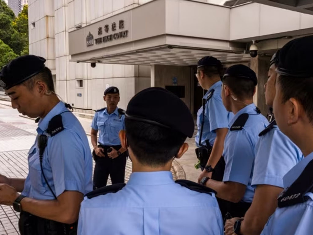 Polisi berjaga di luar Pengadilan Tinggi Hong Kong