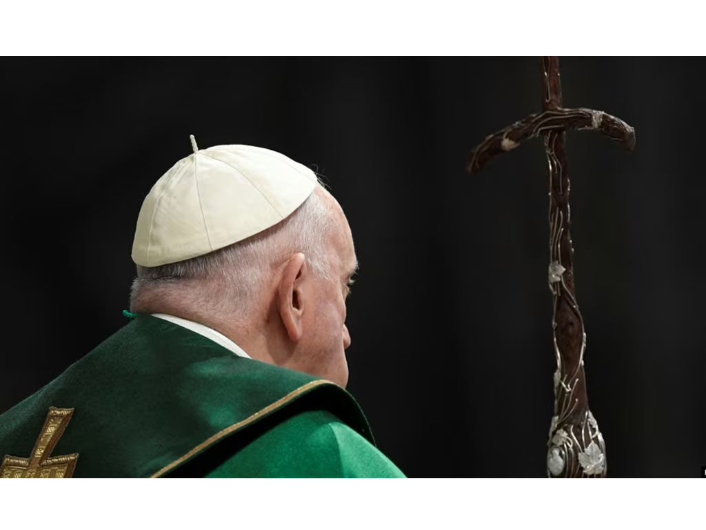Paus Fransiskus menghadiri misa di Vatikan