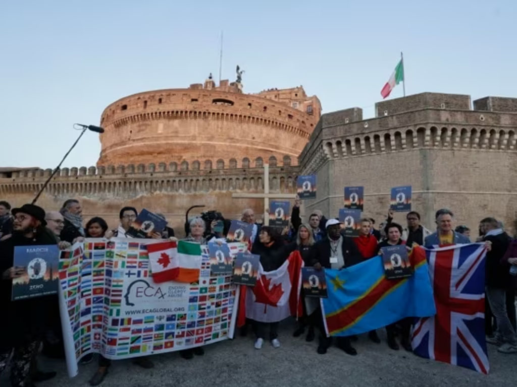 warga roma berdoa untuk korban pelecehan seksual