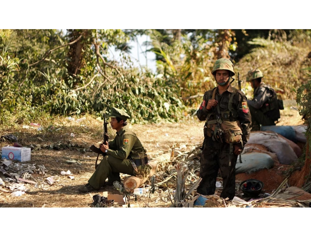 tentara dari kelompok pemberontak Kachin di Myanmar