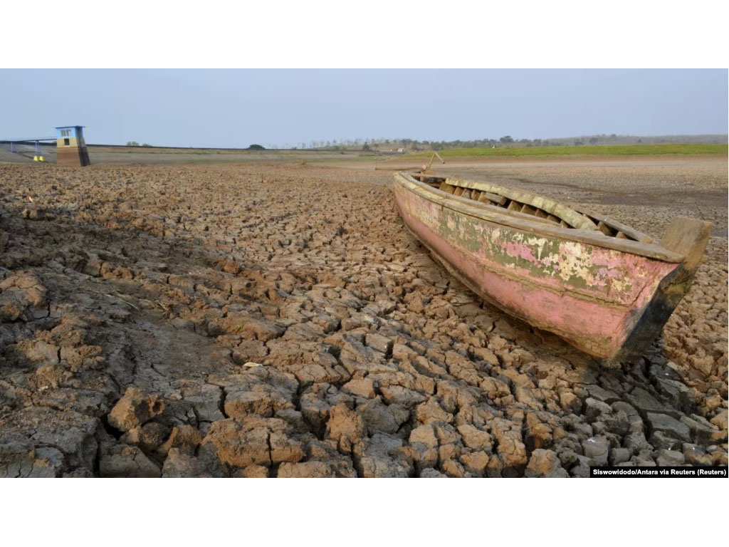 Perahu kayu terperangkap di Madiun